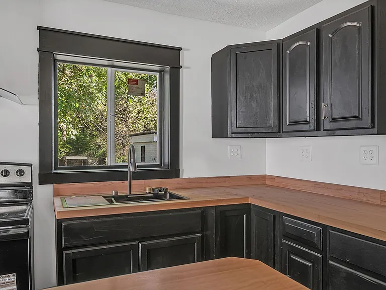 402 England St E — Photo 7