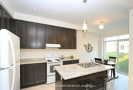 683 Baldwin Cres — Photo 4