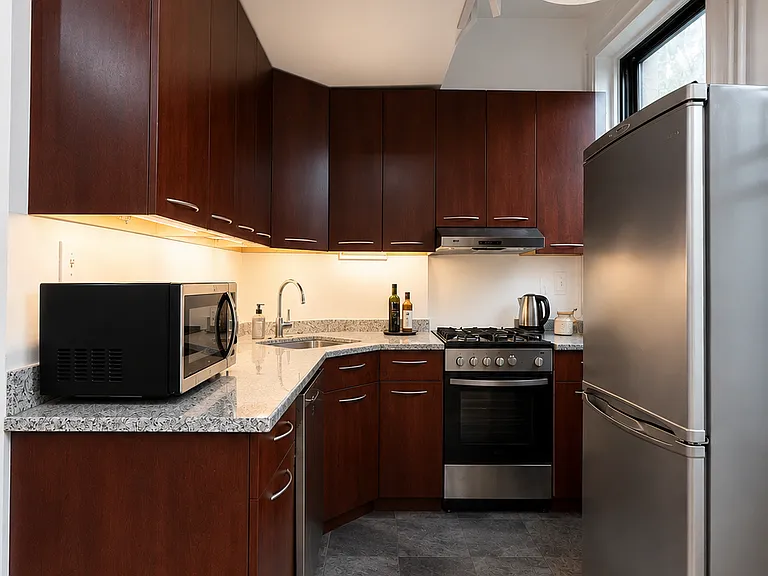309 E 14th St #2 — Photo 7