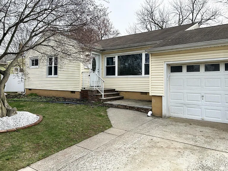 36 Arden St — Photo 2