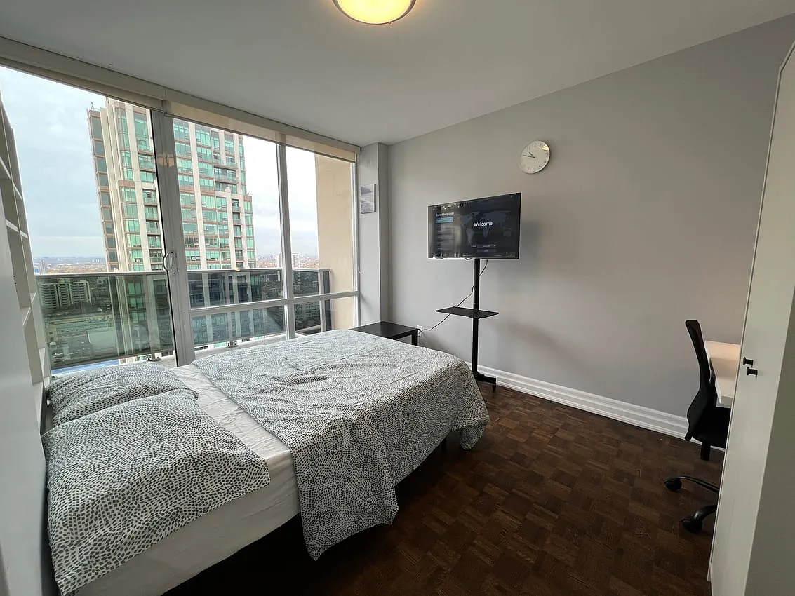 Flex Room with Balcony - Walmer Road & St. Clair Avenue West — Photo 2