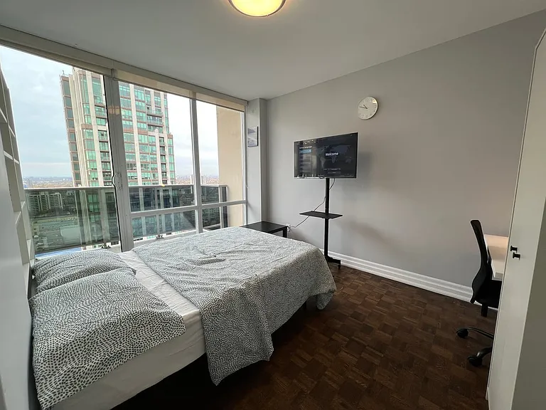 400 Walmer Rd #2524A — Photo 2