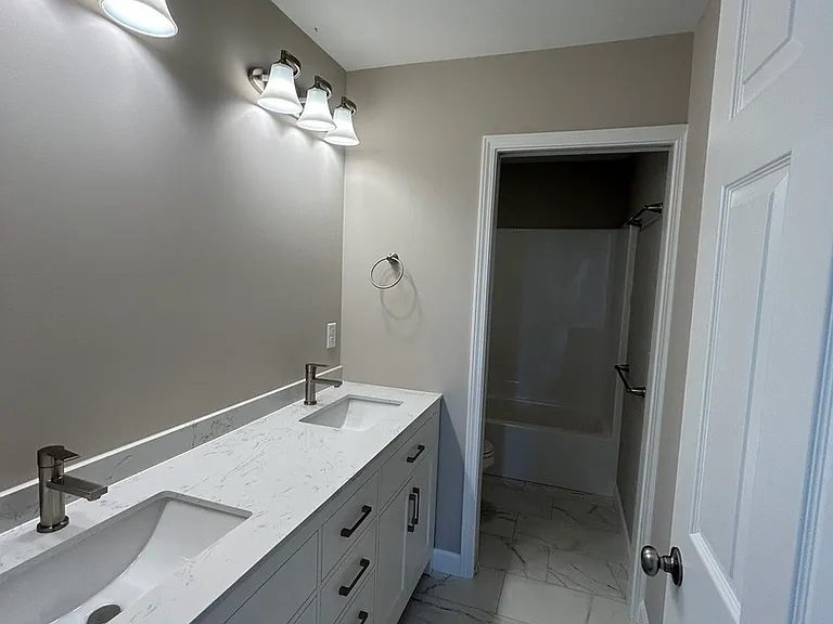 1504 Warwick Dr — Photo 2