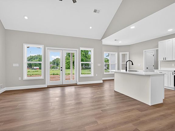 4th image of 102 Stonegate Dr