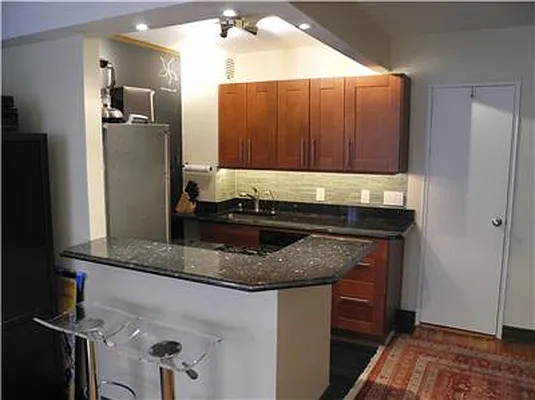 Sold by R New York | media 19