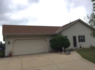 271 Meado Wlark Ct, Pewaukee, WI 53072
