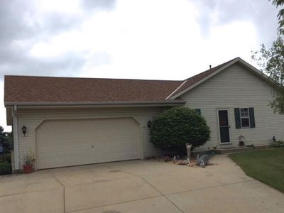 271 Meado Wlark Ct, Pewaukee, WI, 53072