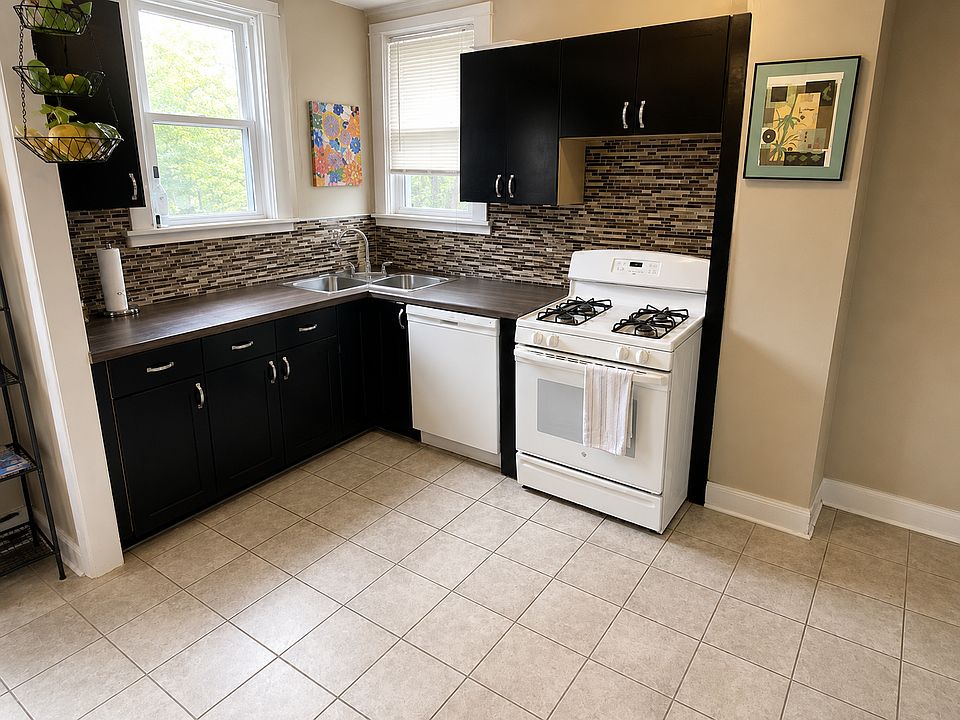 1st image of 375 Gross St