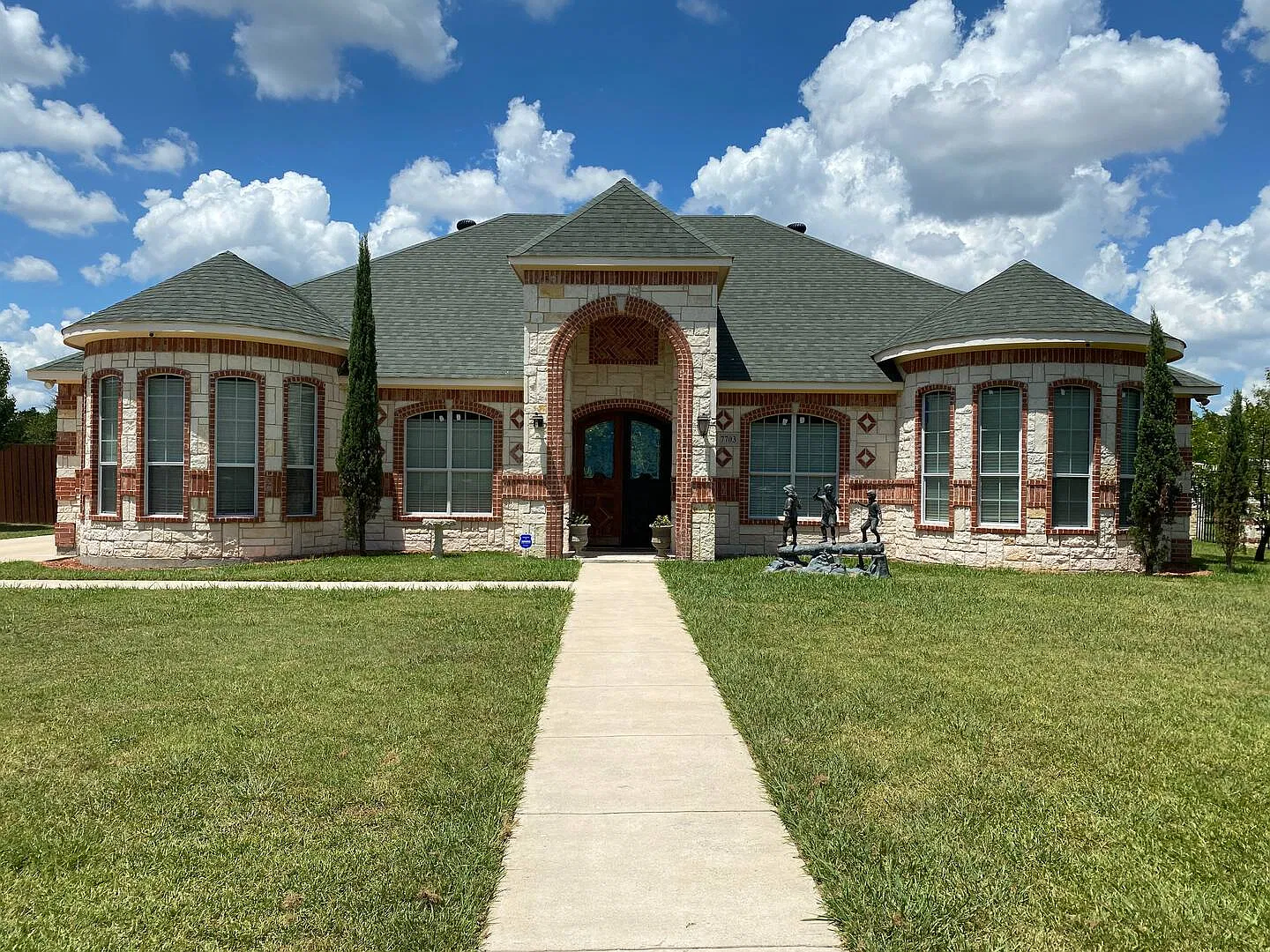 4 bed, 2836 sqft, $3,050 — Photo 1