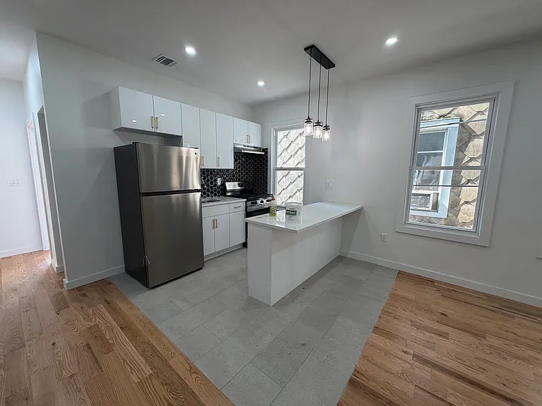 181 Woodside Ave #1R — Photo 2