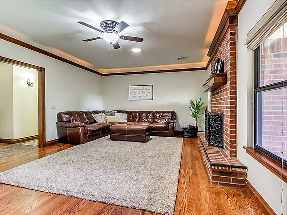 4th image of 11052 Folkstone Dr
