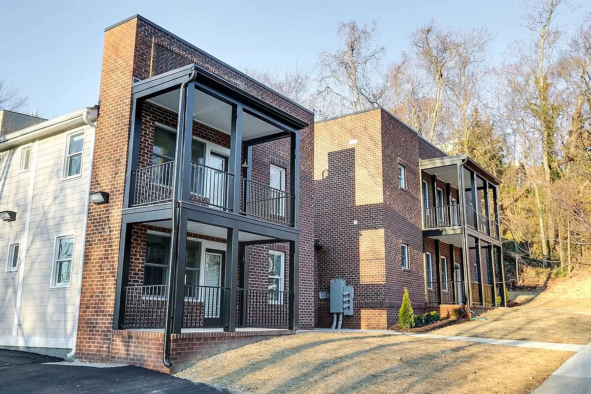 Building Photo - 3005 E Franklin St #201