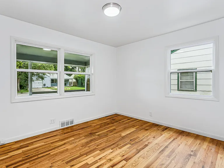 633 N Clayton Ave — Photo 7