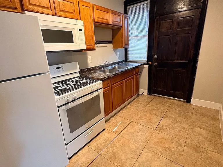 916 N Menard Ave — Photo 3