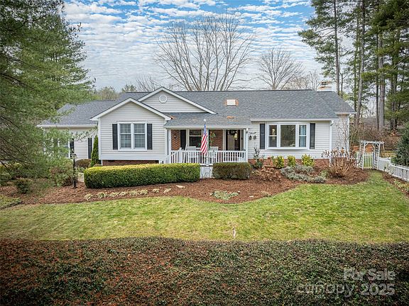 3rd image of 5 Old Applewood Ln