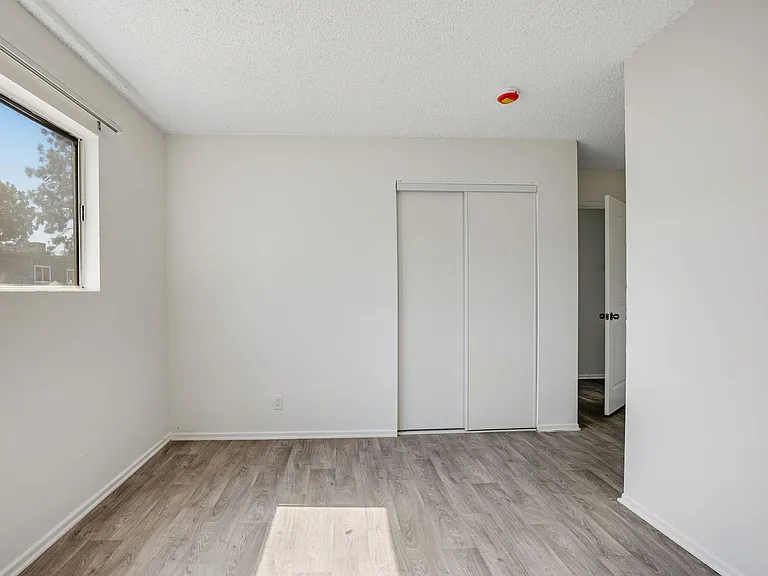 Windsor Arms Apartments — Photo 22
