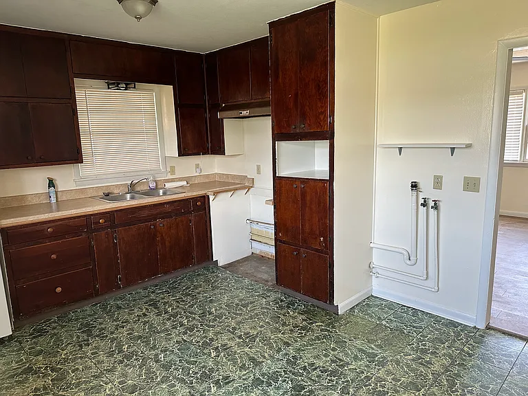 2807 Brook Ave — Photo 5