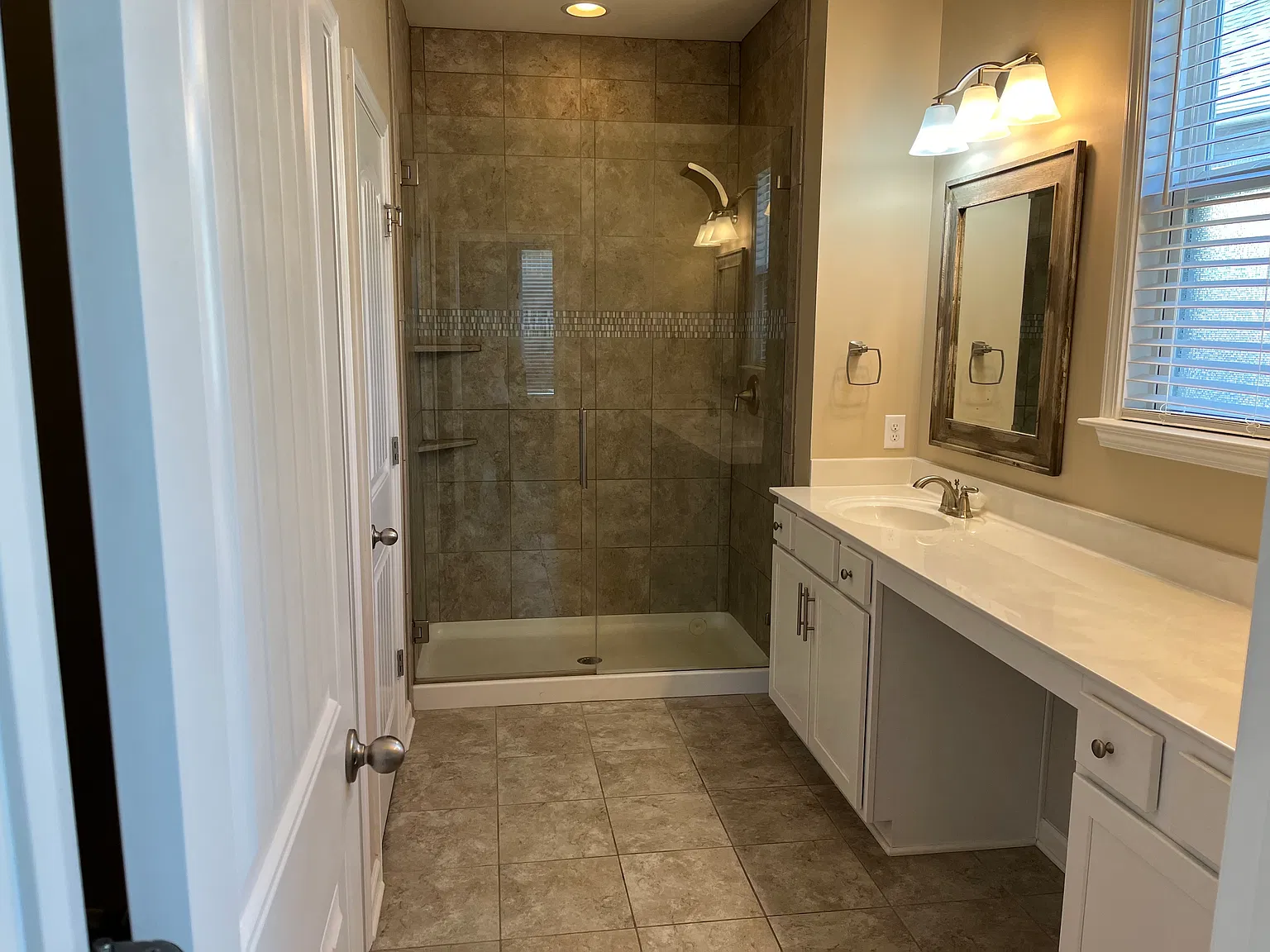 3 bed, 2.5 bath, 2500 sqft, $2,500 — Photo 3