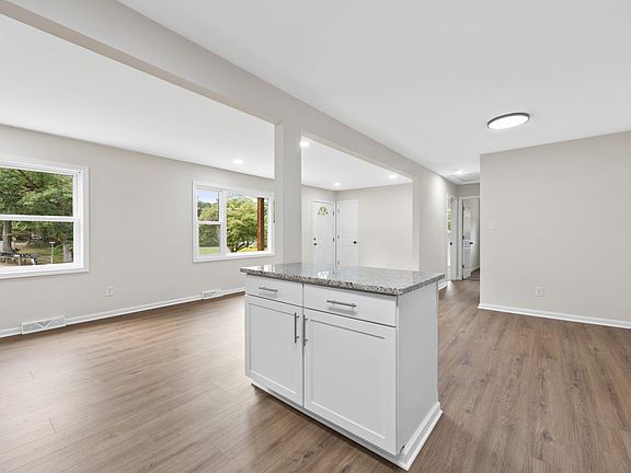 5th image of 19 Harlow Town Rd