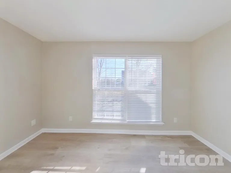 1402 Weston Ln — Photo 14