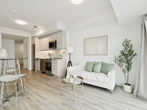 185 Deerfield Rd #18, Newmarket, ON L3Y 0G7