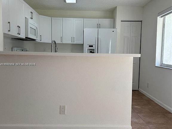 5th image of 1435 SW 48th Ter