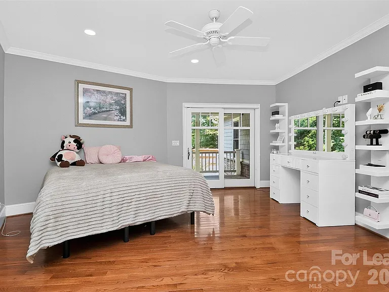 9704 Saddle Ave — Photo 16