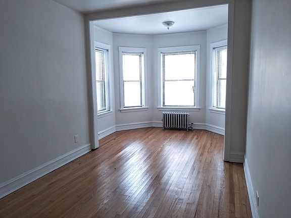 3rd image of 709 W Cornelia Ave APT 1F