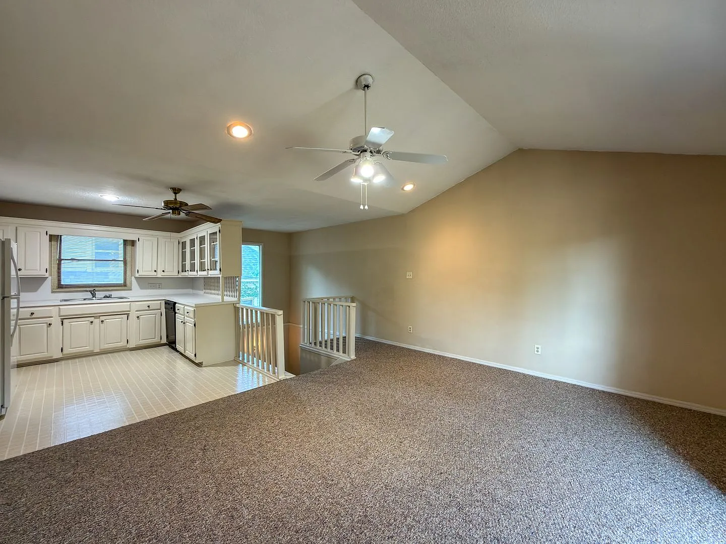 Spacious Duplex - 2 Bedroom, 1 Bathroom - 1022 Sqft — Photo 3