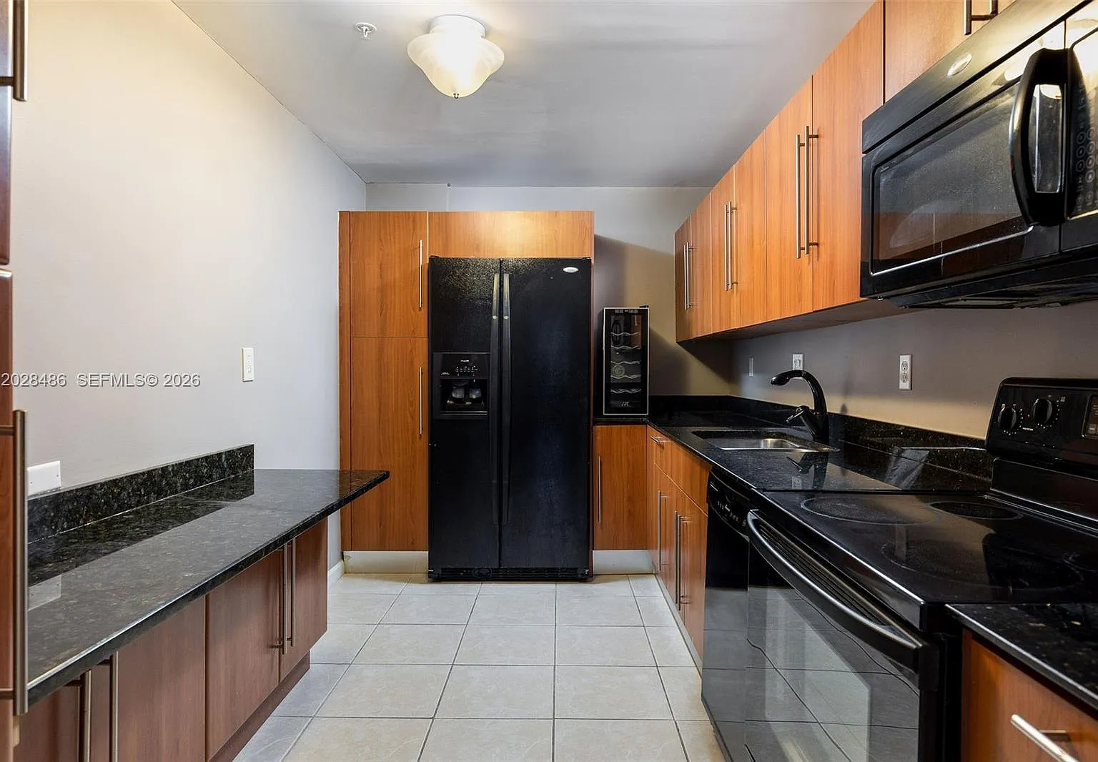 Residences On Hollywood B — Photo 3