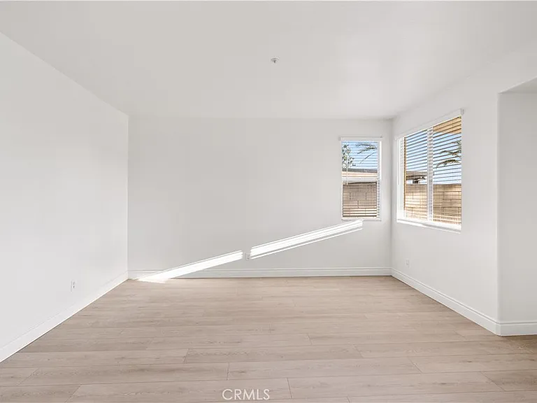 6766 Royal Crest Ct — Photo 31