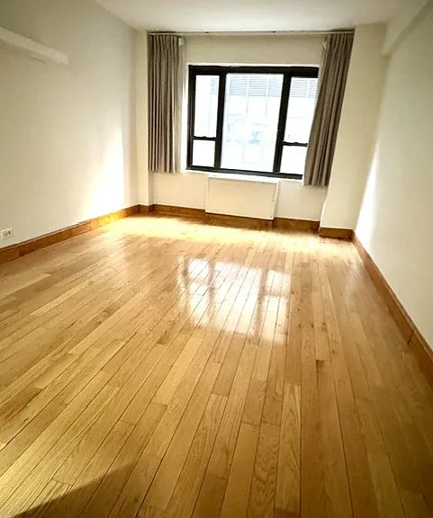 210 E 47th St #7D — Photo 1