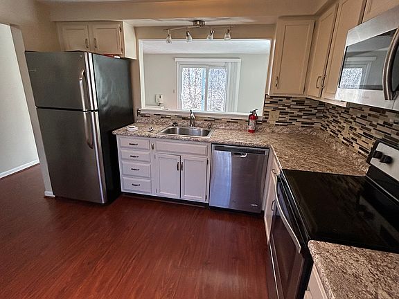 4th image of 31 Wakefield Ave