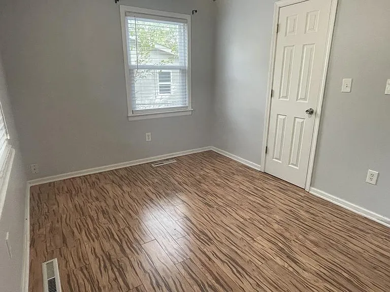 4705 Oak Grove Rd — Photo 8