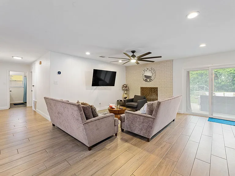 201 Fairlane Dr — Photo 9