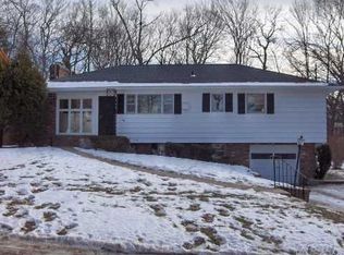 16 Woodland St, Huntington, NY 11743