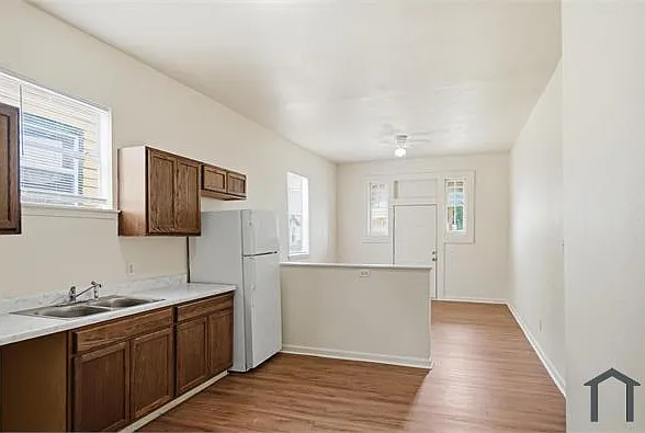 3 bed, 1000 sqft, $1,550 — Photo 3