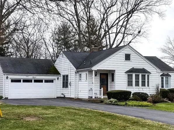 1040 Escarpment Dr, Lewiston, NY 14092