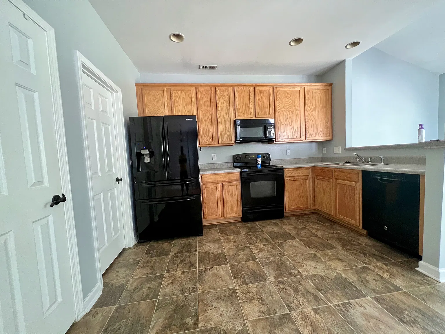 3 bed, 2.5 bath, 1940 sqft, $2,250 — Photo 4