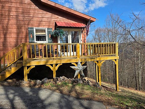 3rd image of 328 Apple Hill Dr