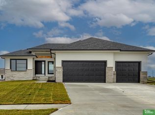 11007 Ranch Dr, Papillion, NE 68046