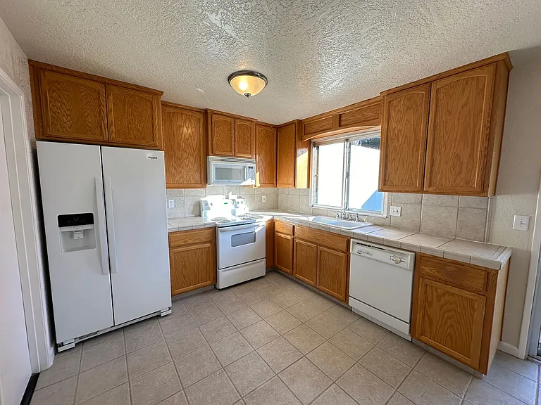312 N Riverside Dr — Photo 8