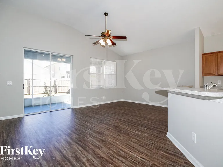 8719 Sandy Plains Dr — Photo 4