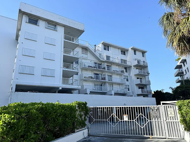 17800 Atlantic Blvd #Penthouse 1-15 — Photo 2