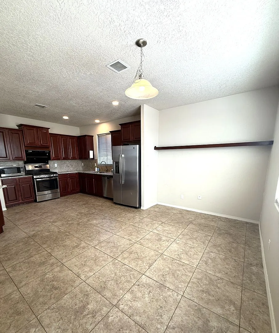 Newer neighborhood - only 7 years old just South of Agua Fria - 3 Bdr, 3 bath — Photo 4