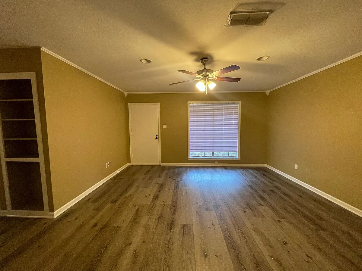 Building Photo - 8860 Bernay Dr