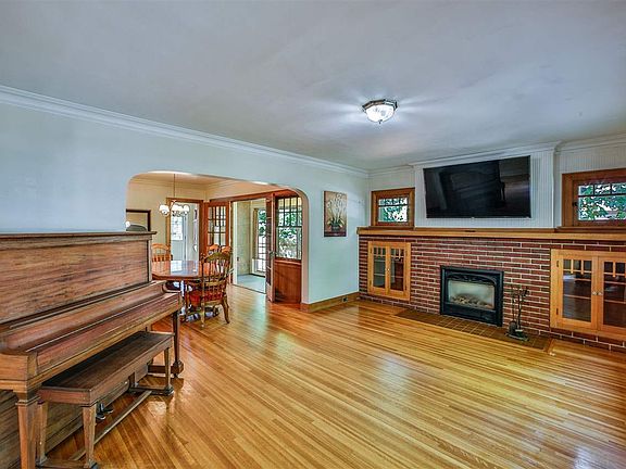 3rd image of 1431 W Mansfield Ave