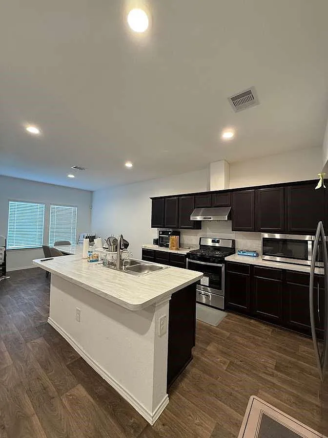 4 bed, 3.0 bath, 2377 sqft, $2,400 — Photo 3