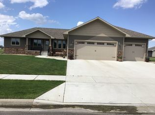 712 Doris Dr, Mitchell, SD 57301