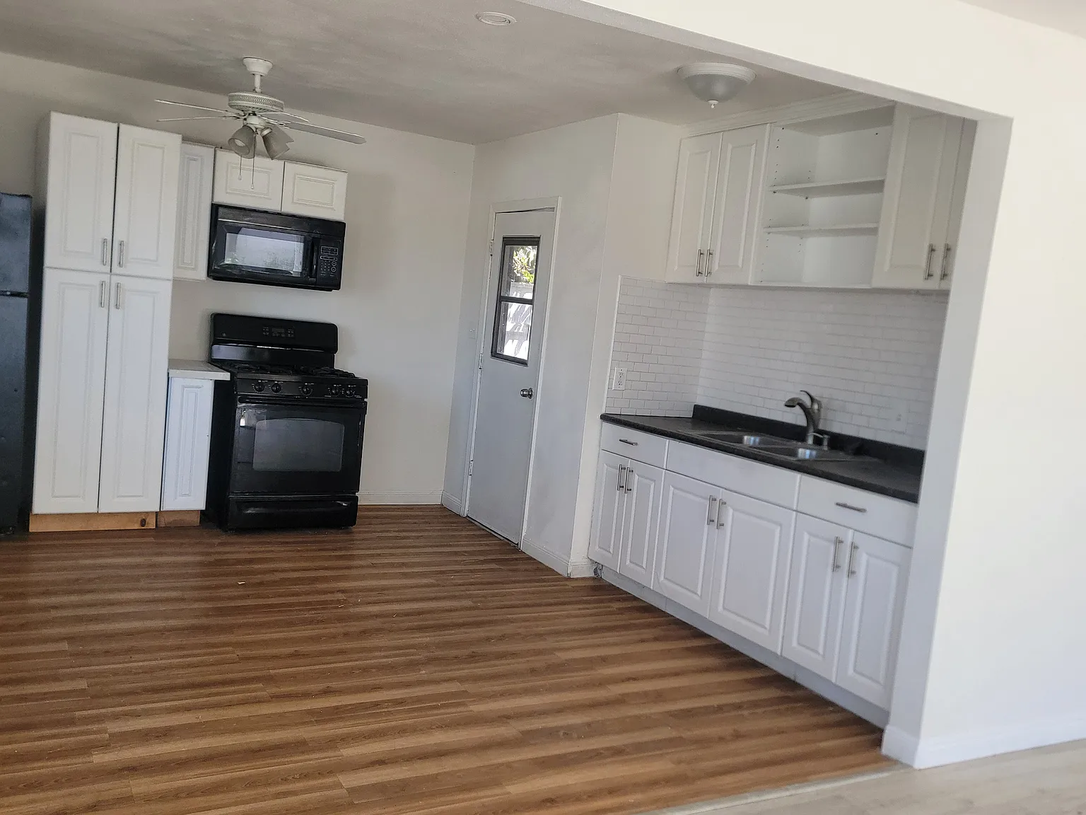 2 bed, 900 sqft, $2,400 — Photo 1